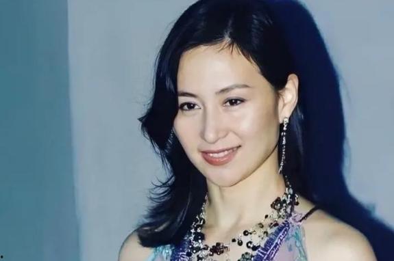 何超琼生活照,优雅与智慧的完美融合